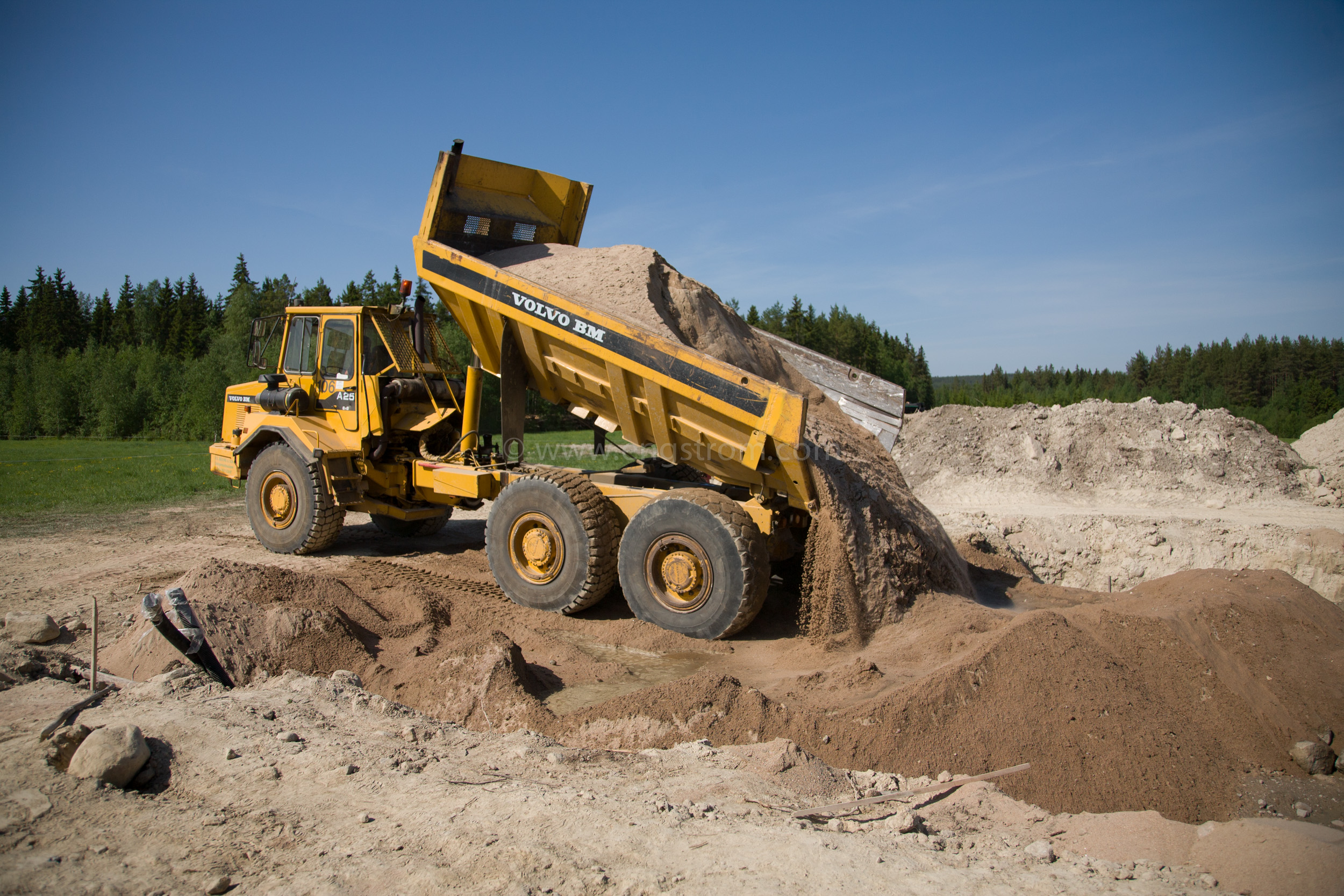 JE_63824, Dumper som kör sand till grunden till ett hus, Jonas Engström