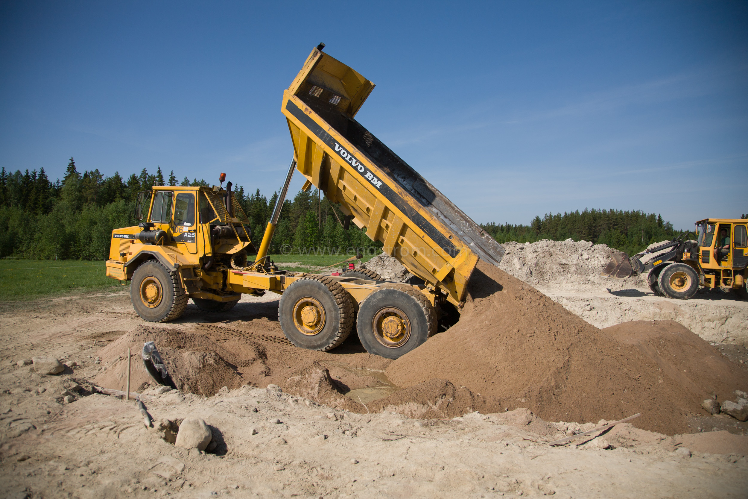 JE_63826, Dumper som kör sand till grunden till ett hus, Jonas Engström