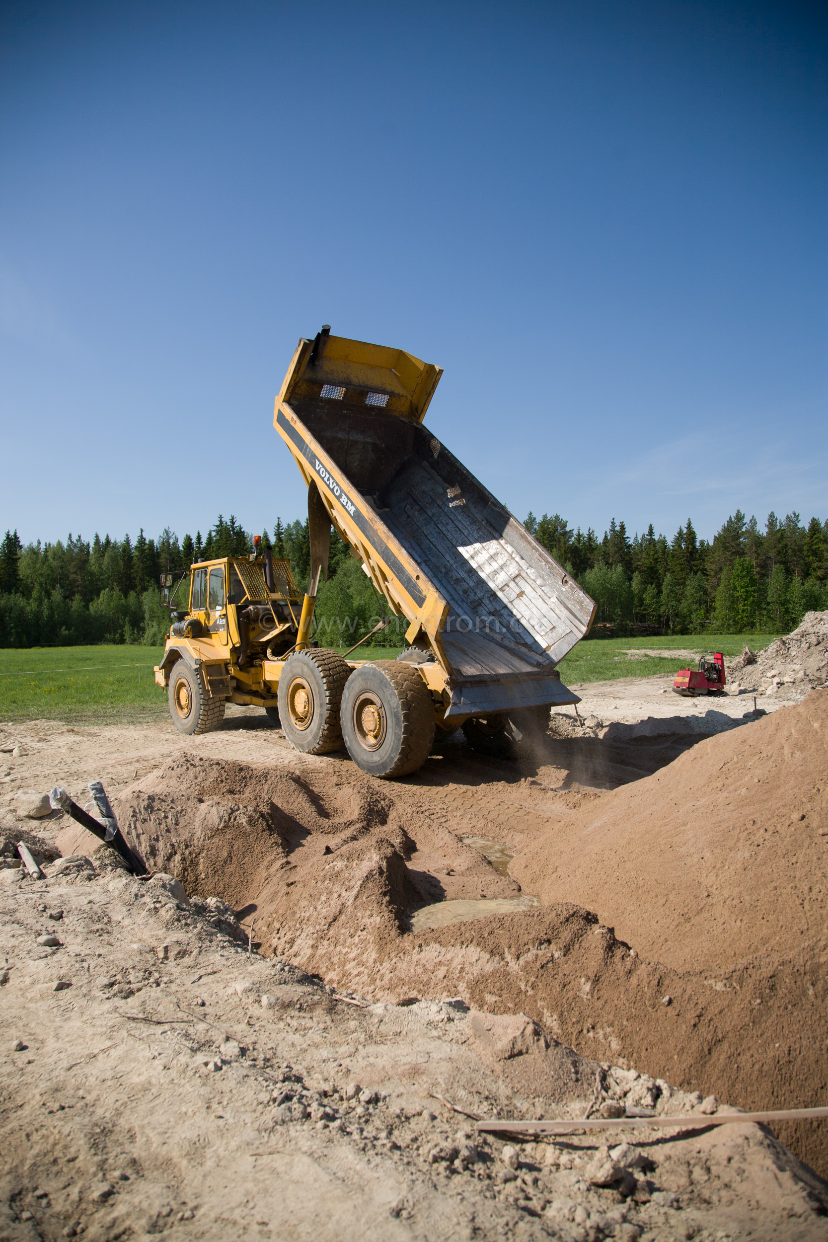 JE_63827, Dumper som kör sand till grunden till ett hus, Jonas Engström