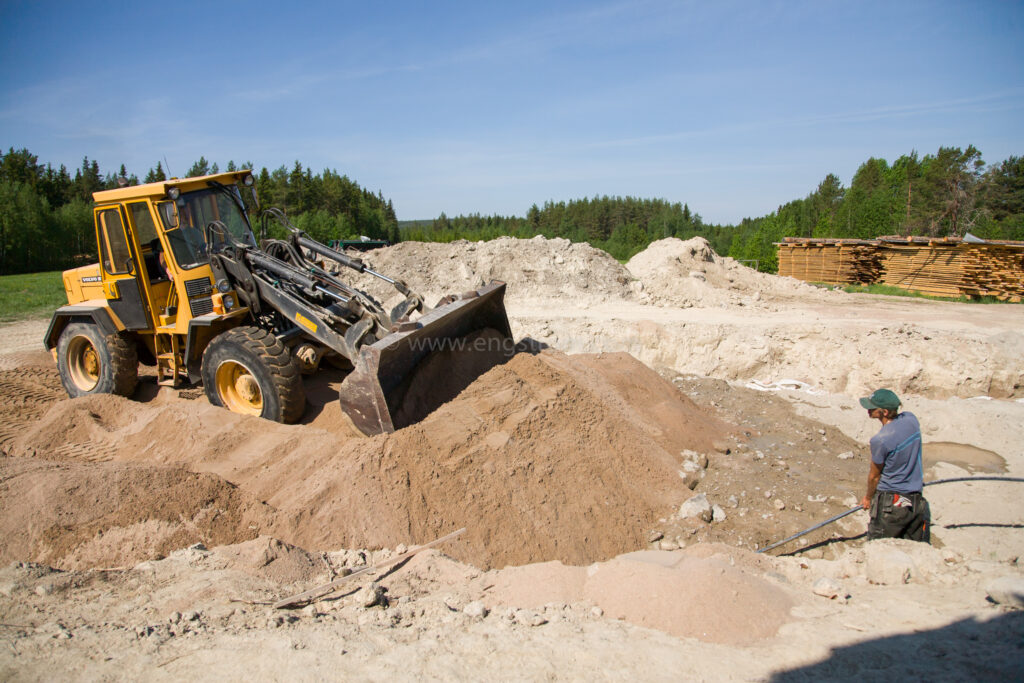 JE_63846, Hjullastare Volvo BM vid husbygge, Jonas Engström