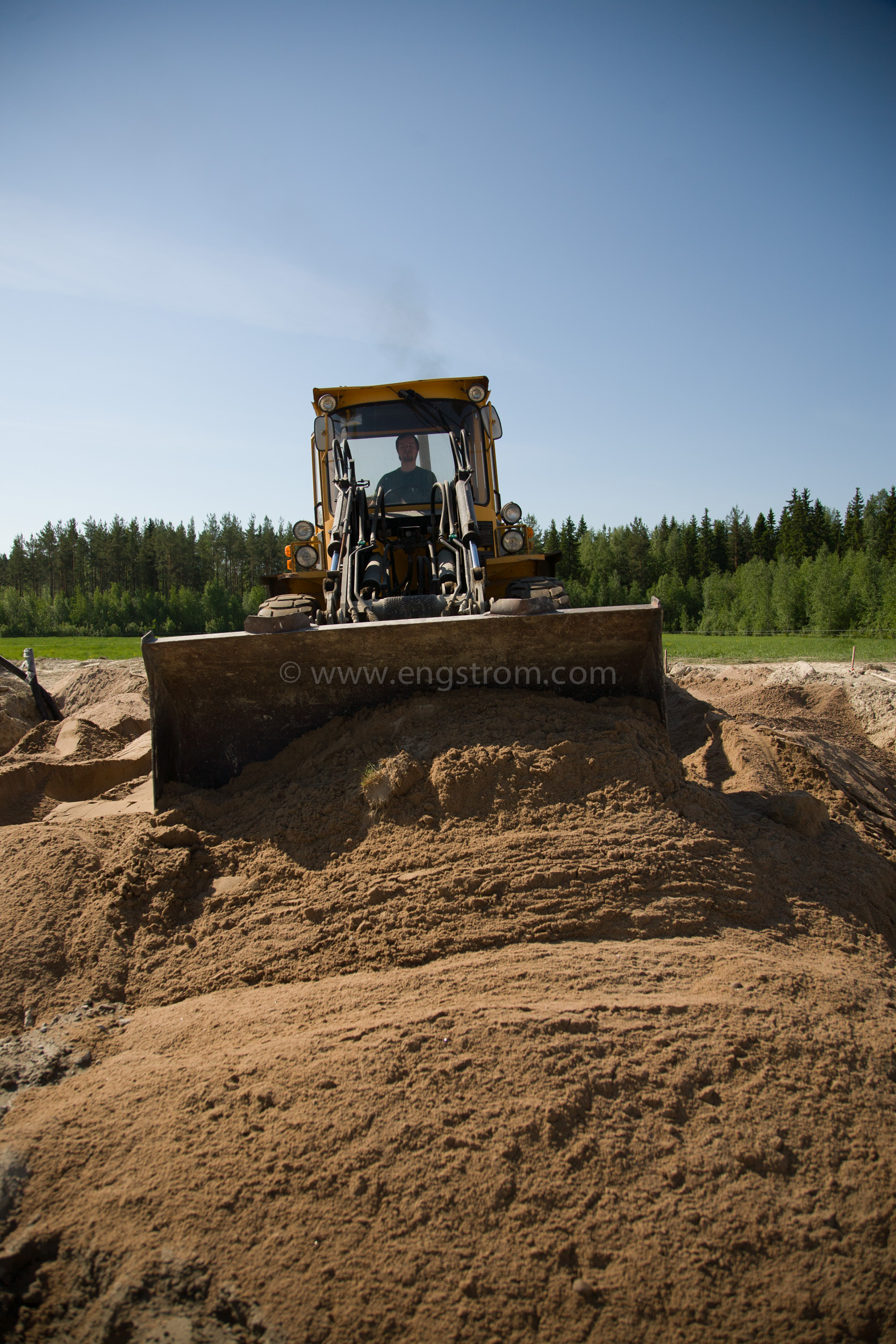 JE_63855, Hjullastare Volvo BM vid husbygge, Jonas Engström