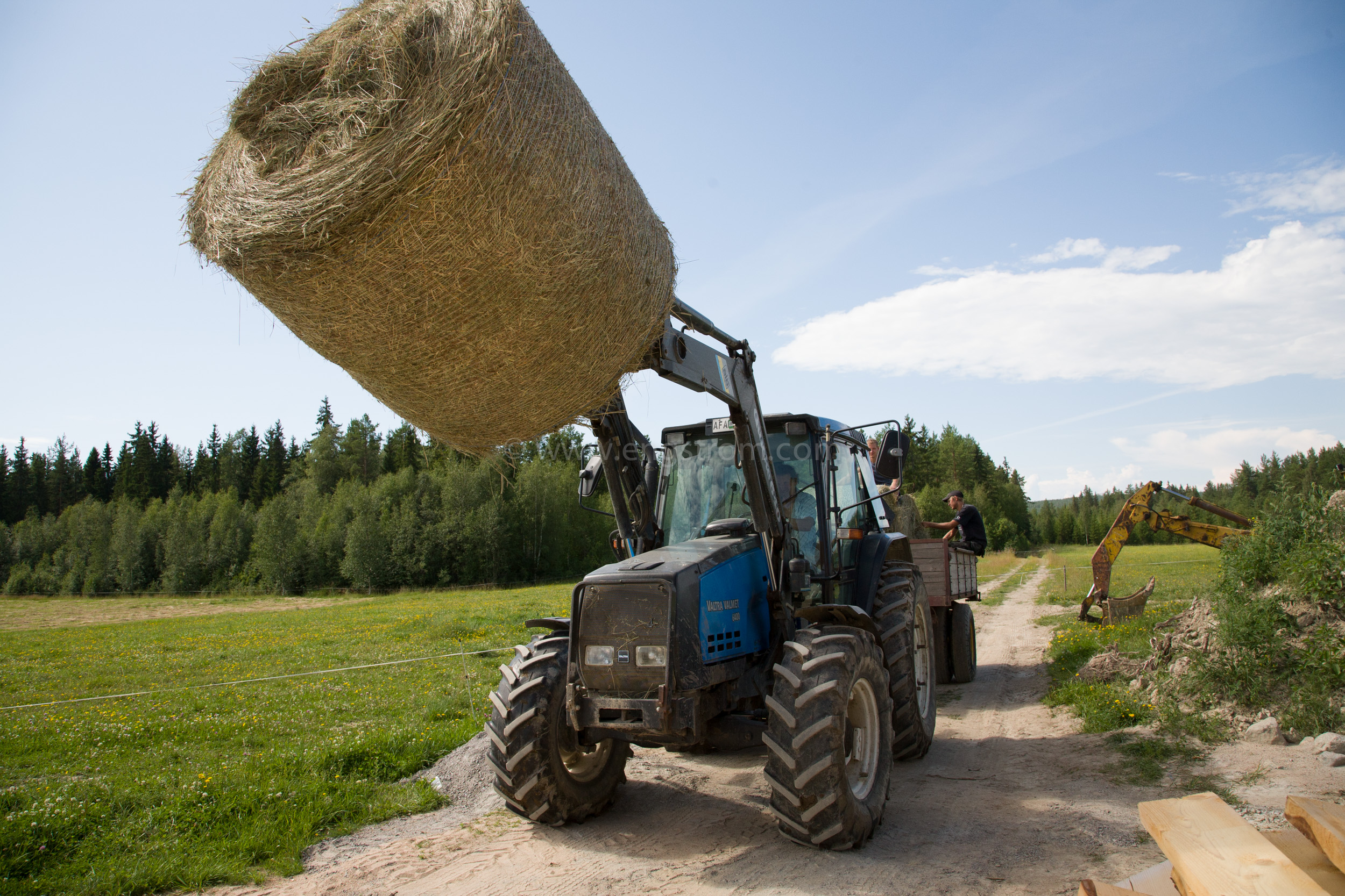 JE_64925, Valtra med höbal, Jonas Engström