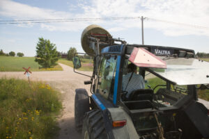 JE_64940, Traktor Valtra på vägen, Jonas Engström