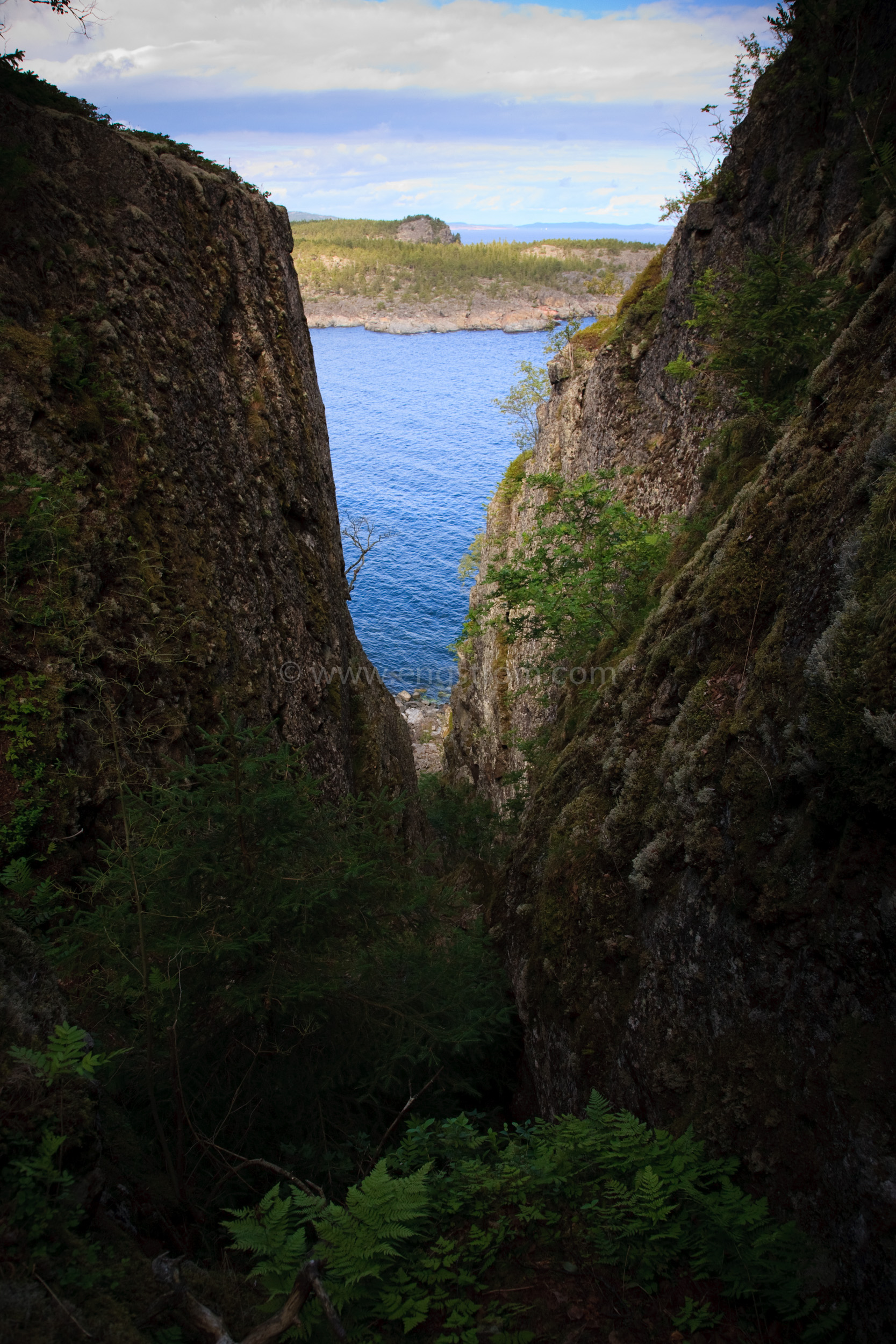 JE_65370, Havet genom en klippskreva, Jonas Engström