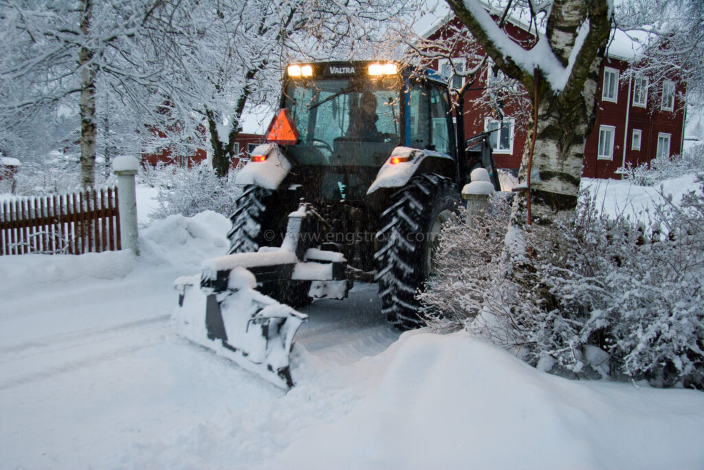 JE_8605, Snöplogning, snöröjning i skymning., Jonas Engström