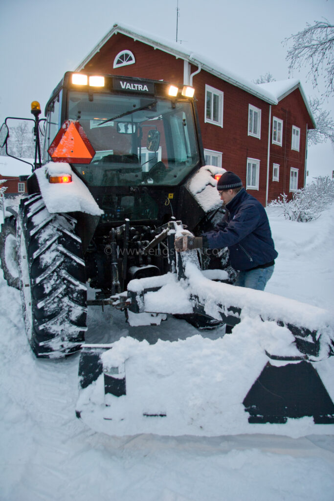 JE_8609, Snöplogning, snöröjning i skymning., Jonas Engström