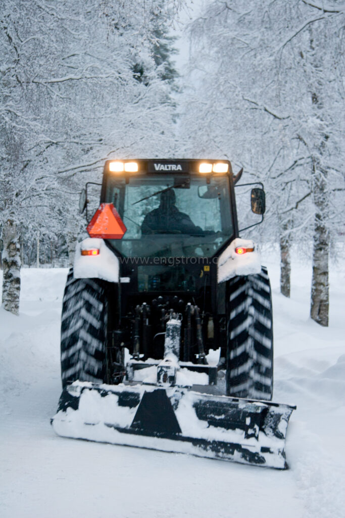 JE_8630, Snöplogning, snöröjning i skymning., Jonas Engström