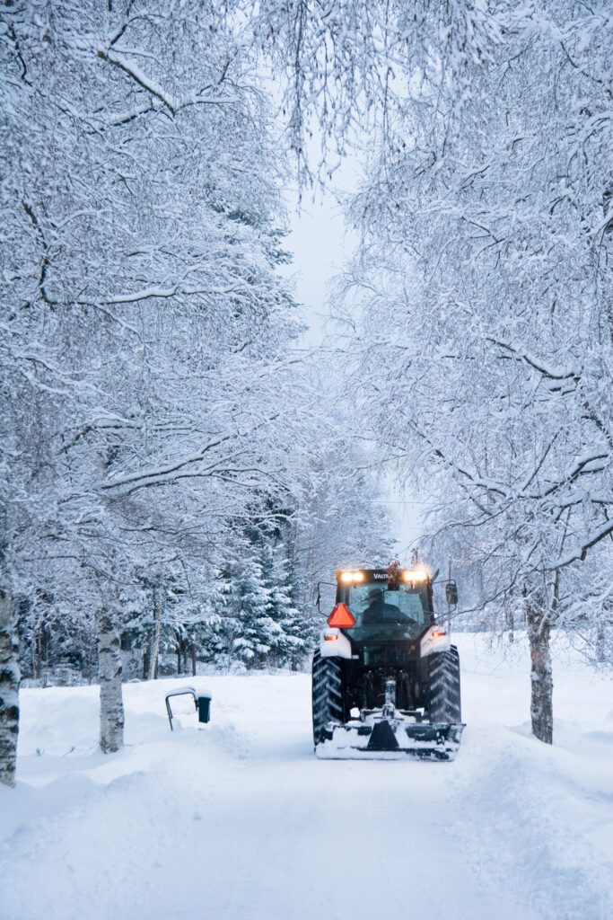 JE_8634, Snöplogning, snöröjning i skymning., Jonas Engström