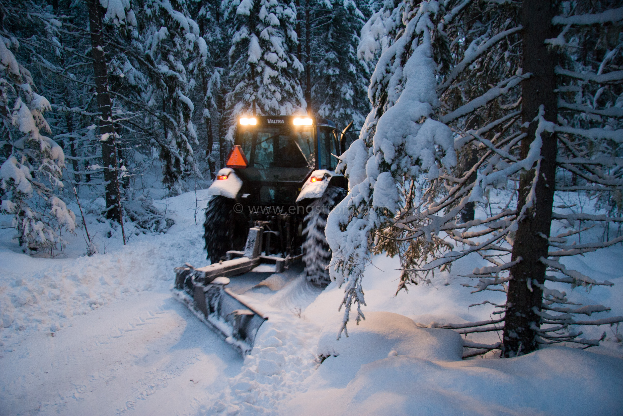 JE_8688, Snöplogning, snöröjning i skymning., Jonas Engström