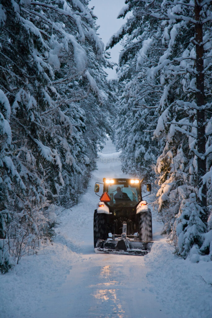 JE_8691, Snöplogning, snöröjning i skymning., Jonas Engström